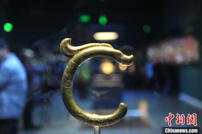 辽宁省博物馆展出的红山文化玉C形龙。 中新社记者 于海洋 摄