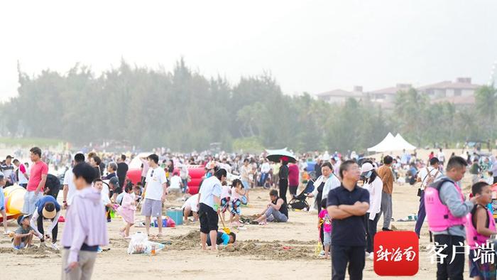 打卡点上新！万宁最美滨海旅游公路游人如织