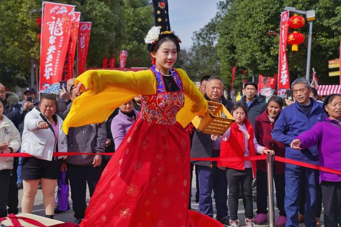 【锦绣中国年】赏龙灯 逛庙会 秀国风……贵州各地欢喜过新年 热闹迎新春