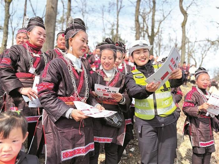 民俗活动现场宣传交通安全法律法规及安全出行常识