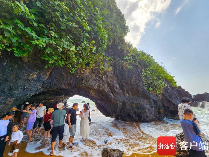 打卡点上新！万宁最美滨海旅游公路游人如织