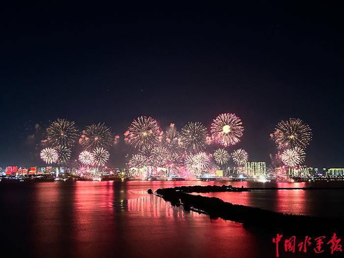 龙禧焰火耀鮀城！汕头海事局圆满完成汕头内海湾焰火晚会水上安保工作