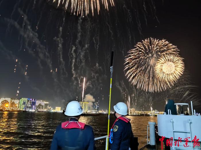 龙禧焰火耀鮀城！汕头海事局圆满完成汕头内海湾焰火晚会水上安保工作