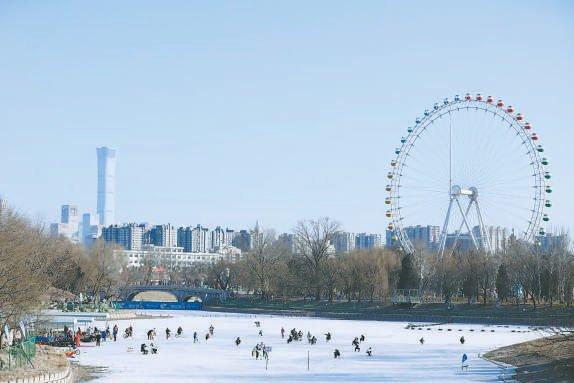 摩天轮下，滑冰玩雪看美展