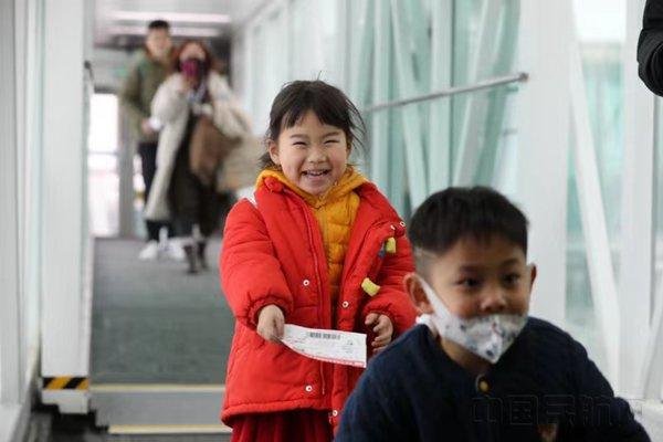 武汉机场单日旅客吞吐量突破10万人次 再破历史新高