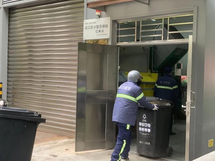 春节的大街小巷，有“城市美容师”在坚守 | 爱申活暖心春