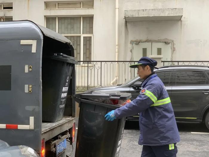 春节的大街小巷，有“城市美容师”在坚守 | 爱申活暖心春