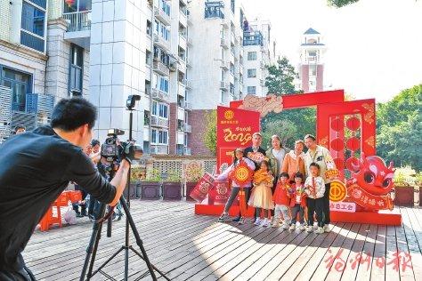 福州市总工会为2000户职工家庭送上全家福