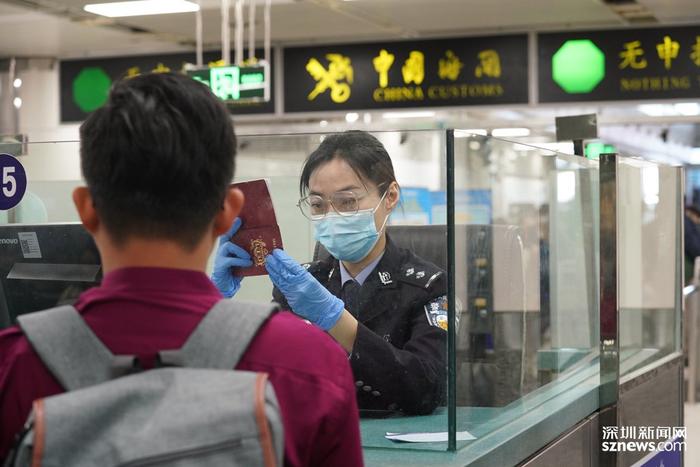 有他们日夜不停120小时守护 58.5万人次从深圳湾口岸顺畅通关