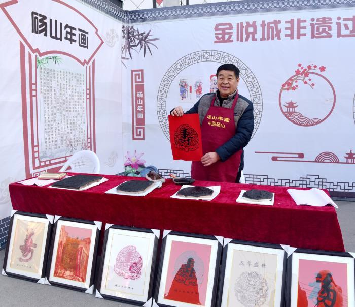 ? 图为黄兴桥在春节非遗展示活动中现场创作砀山年画。
