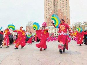 锣鼓喧天彩扇飞舞7个广场15队秀秧歌