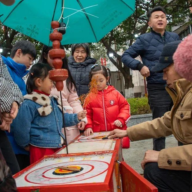 真香！军营年货大集也太好逛了吧网友：隔着屏幕都想炫一口