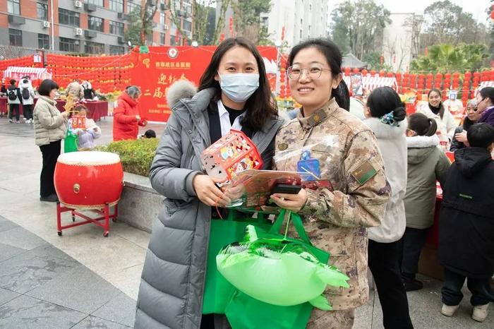 真香！军营年货大集也太好逛了吧网友：隔着屏幕都想炫一口