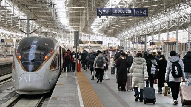 北京铁路今日迎来返程高峰，共抵京72万人，地铁4号和14号线延长运营时间