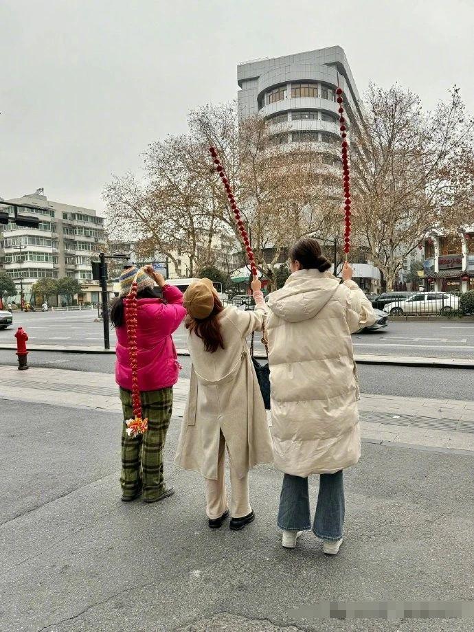 回家的大学生的最大本事是什么？帮大爷大妈“修理”手机哈哈哈哈哈