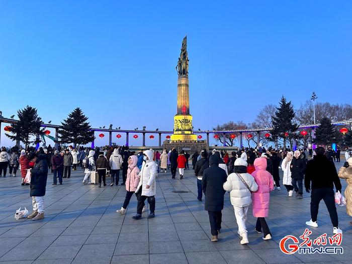 龙年春节期间，哈尔滨防洪胜利纪念塔。