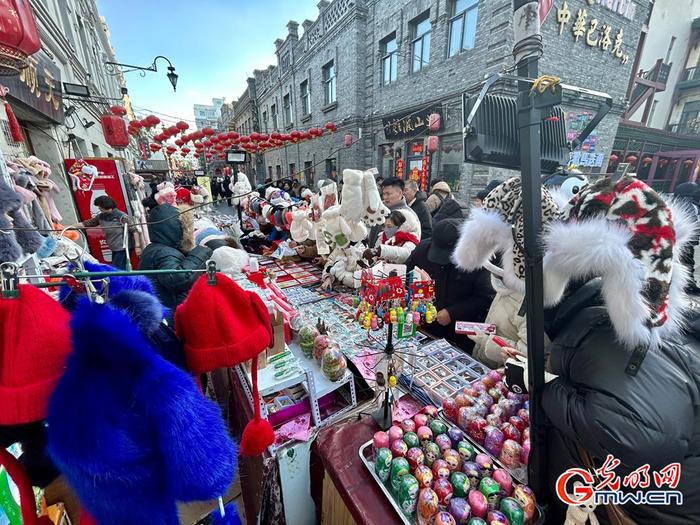 正月初二，在中华巴洛克景区，游客们购买帽子、围巾和纪念品。