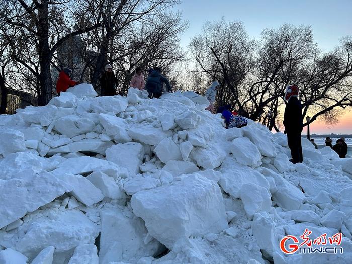 正月初六，斯大林公园内游客在拆除后的雪雕上玩耍。