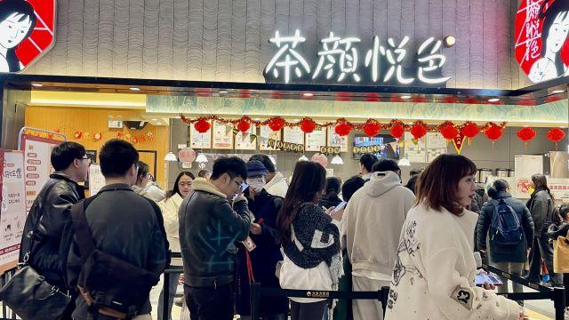 春节见闻 |茶饮咖啡的“春节档”：景区门店生意火爆，小店人手紧张