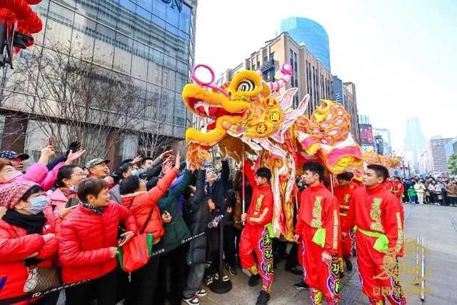 人人人，买买买，旺旺旺！这就是龙年新春的南京路步行街