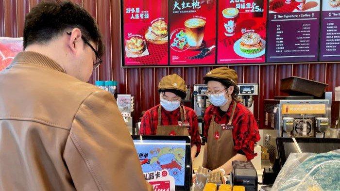 春节见闻 |茶饮咖啡的“春节档”：景区门店生意火爆，小店人手紧张