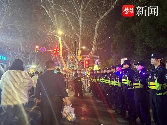南京：以藏蓝坚守点亮平安金陵——春节期间全市社会治安秩序良好