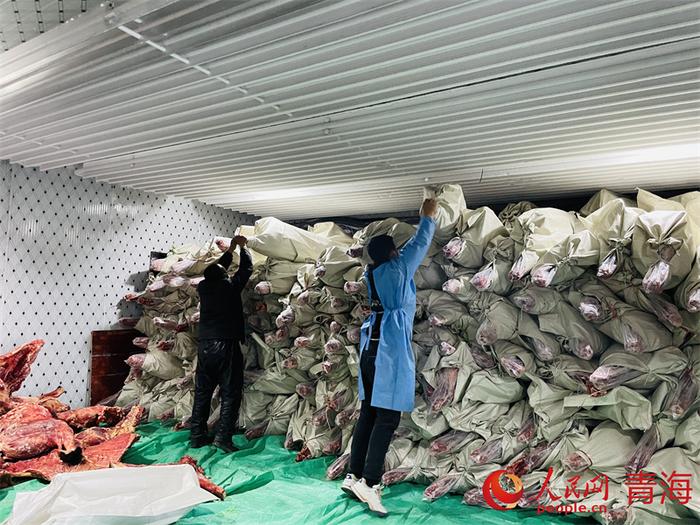 牛羊肉装车。人民网 况玉摄