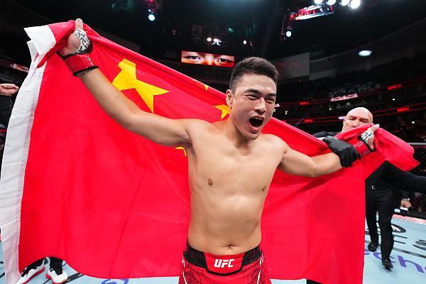 UFC｜张名扬猛虎下山 为中国赢得大级别首胜