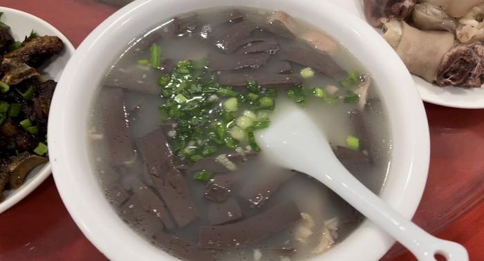 “张桥羊肉老店”里飘出浓浓年味：来，喝一碗汤白味美的羊杂汤