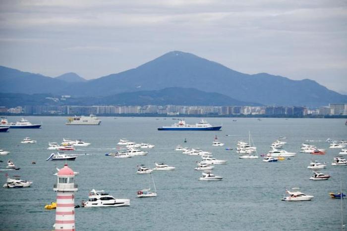 海南出岛一票难求，“要不要建琼州海峡跨海通道”的呼声热度再起