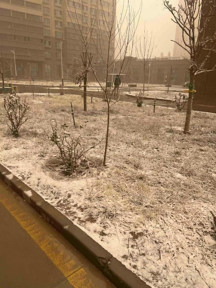 ▲这次的沙尘天气还夹杂着雪,导致道路湿滑