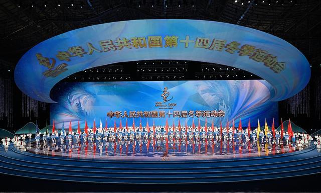 秀我中国｜“十四冬”开幕式舞台上悬挂的“圆弧”是啥？