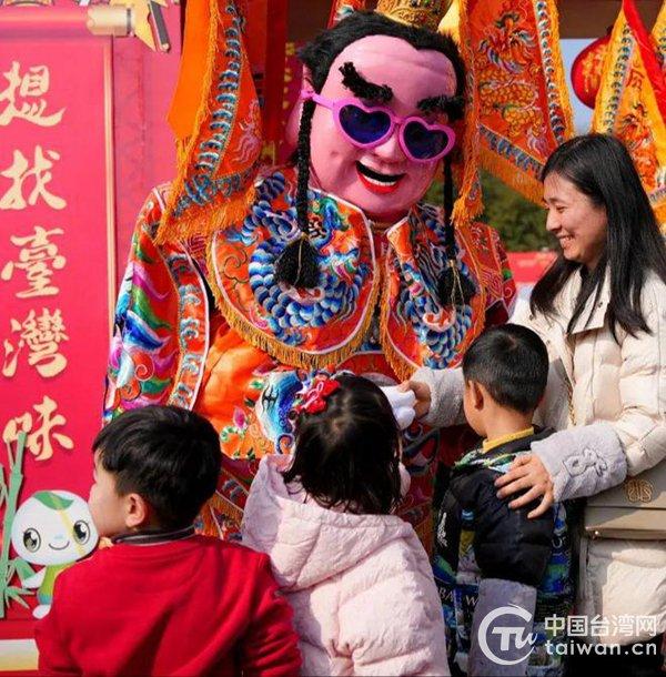 看民俗表演品宝岛风味 首届台湾美食年货节亮相成都新津斑竹林景区