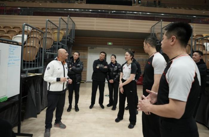 加强裁判团队建设！中国篮协近日和FIBA联合举办了裁判员训练营