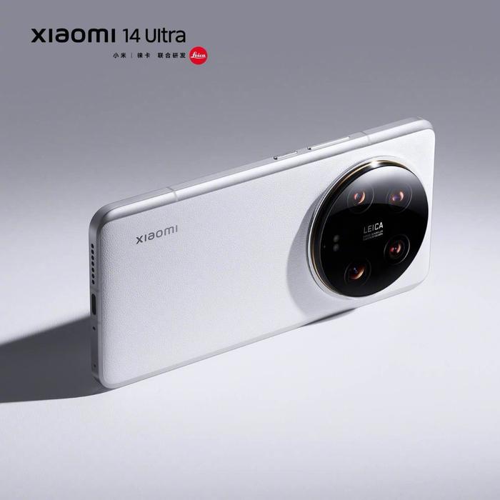 图片显示,黑色版小米 14 Ultra 采用纯黑的素皮材质,搭配黑色镜头模组,比白色版一体感更强。