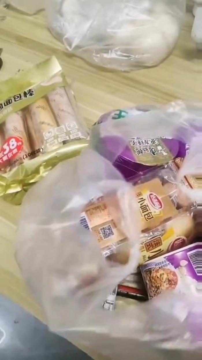 ▲张女士为借住在她家的网友送去食物