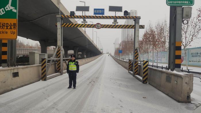 郑州市区多条高架上下桥口因结冰实施管控封闭