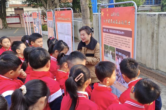 开学第一课 “小萝卜头”走进小学校园