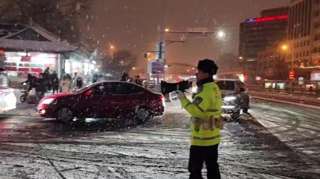 北京降雪发布道路结冰黄色预警 交管部门：部分道路或临时封闭 明日出门前关注实时路况