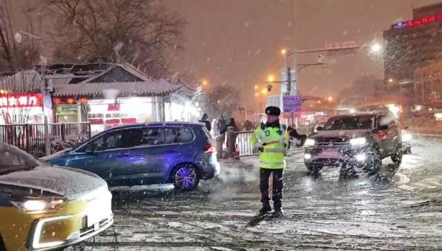 北京降雪发布道路结冰黄色预警 交管部门：部分道路或临时封闭 明日出门前关注实时路况