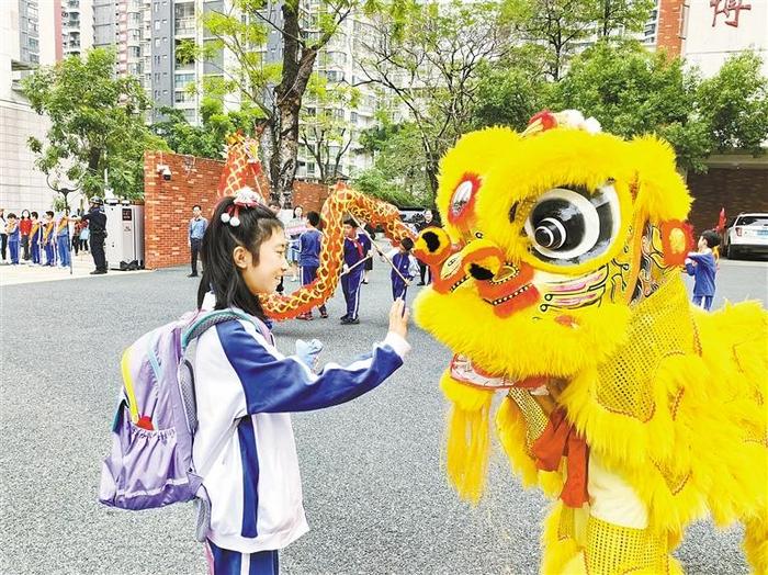 春天里来百花香 师生相聚在学堂