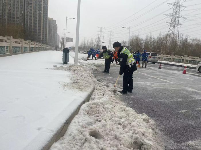 郑州市区多条高架上下桥口因结冰实施管控封闭