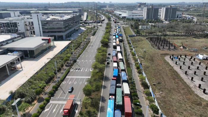 海口“三港”已增开货车安检过磅通道 货车司机需提前预约登记车辆信息