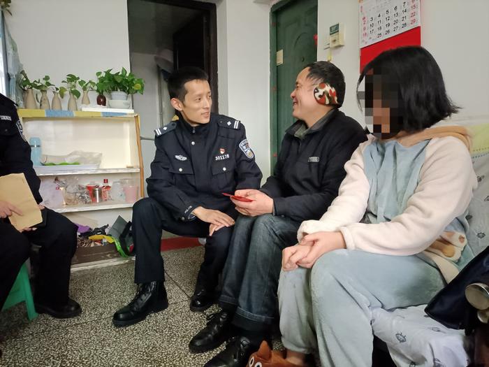 重庆火出圈的“帅气警察”找到了 他还有个温暖的“秘密”