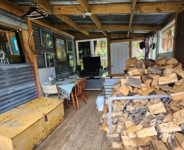 新西兰民宿起火一名中国女游客遇难，房子由废旧巴士和木屋构成，Airbnb上一晚房价近千元