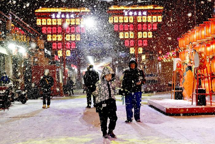 通州夜晚如梦似幻 龙年春雪悄然而至