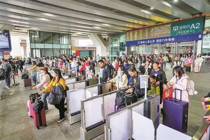 深圳铁路节后客流持续高位运行 2月17日共计到达旅客48.03万人次 刷新单日到达客流量纪录