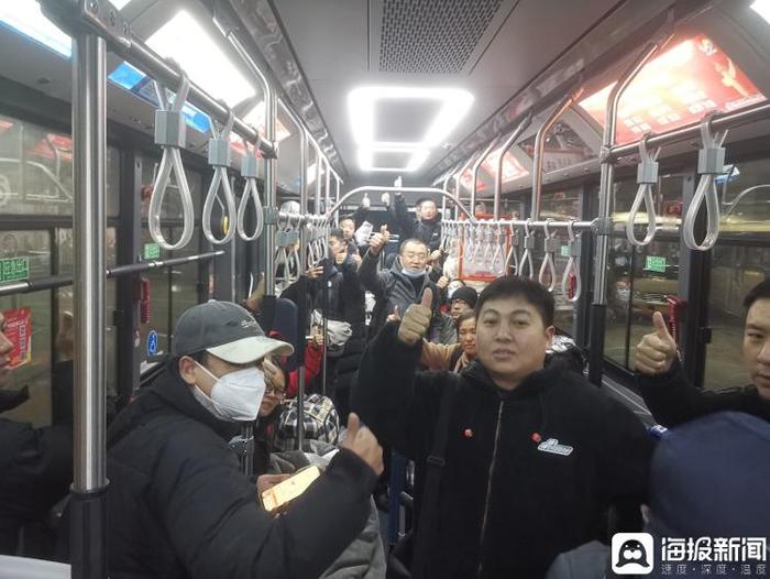 济南公交凌晨急发10辆加班车，运送旅客近400人，保障晚点高铁旅客回家