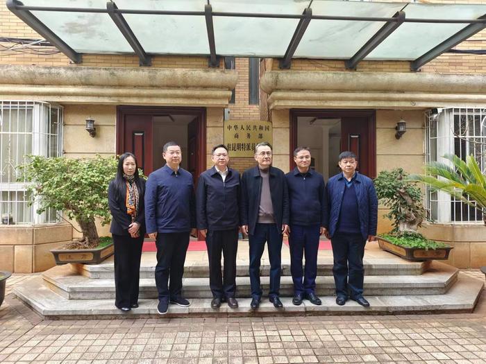 肖凤怀特派员与昆明市委常委、市政府副市长王亚工作交流
