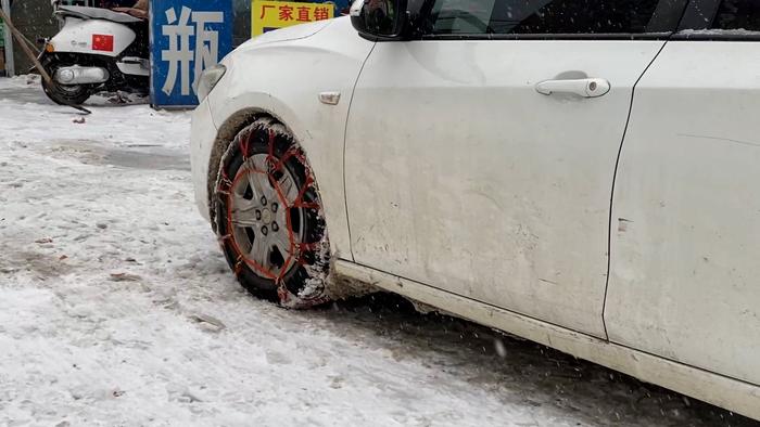 雪后防滑链热销，经营者：提醒司机用防冻玻璃水